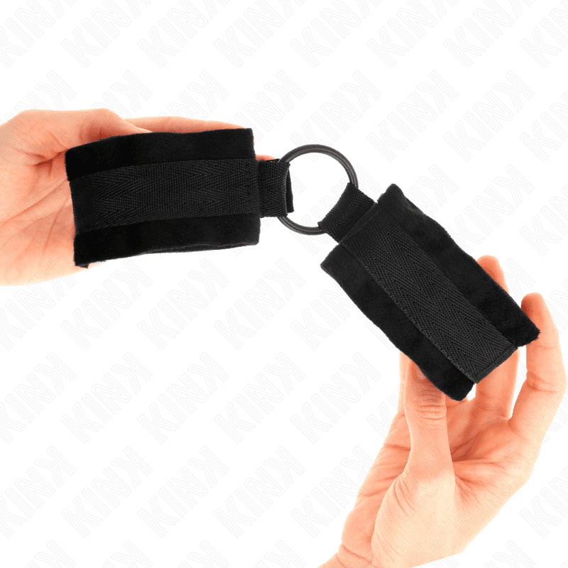 KINK - BEGINNER FUR HAND CUFFS 25 CM WITH O-RING 4 CM BLACK ADJUSTABLE 15-25 CM thumb 4