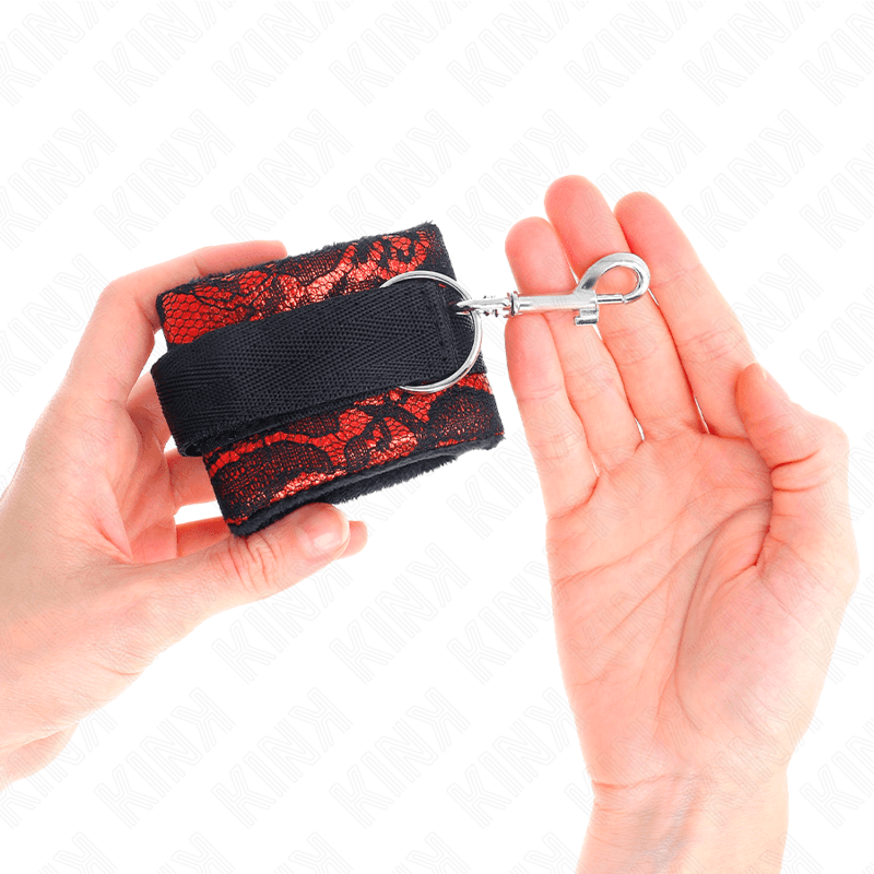 KINK - SHORT VELVET LACE WRIST RESTRAINTS AND NYLON BIND RED / BLACK 23 X 6.5 CM thumb 4